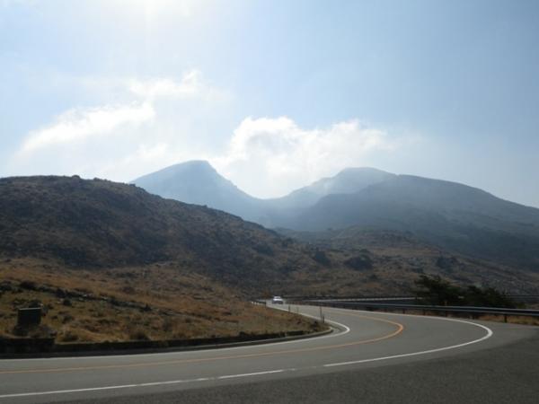 不動池休憩所から望む韓国岳。雄大なここからの風景が大好きです。